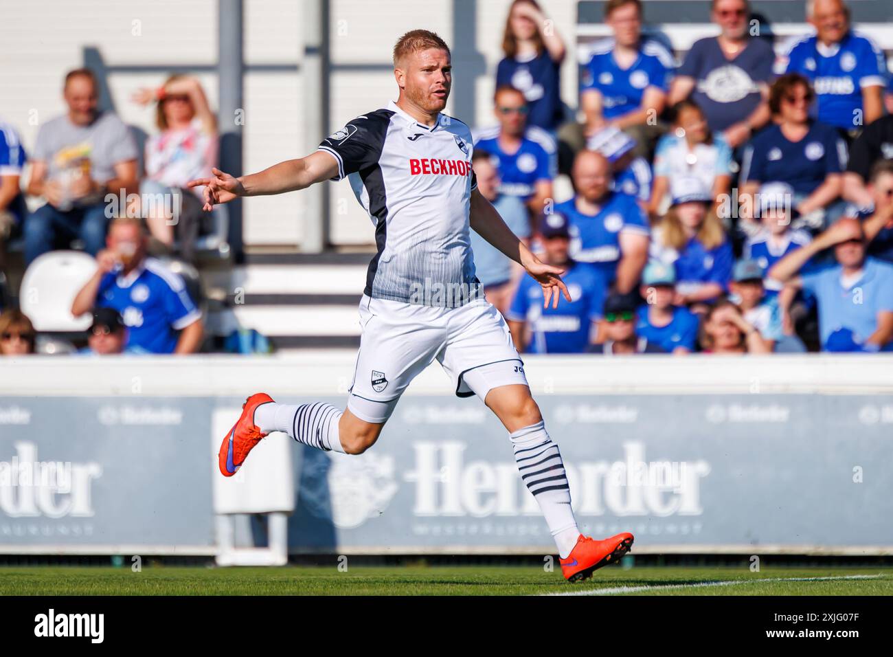 Lars Lokotsch (SC Verl, #13) GER, SC Verl v. FC Schalke 04, Fussball, Testspiel, Spielzeit 2024/2025, 18.07.2024 le Règlement de la DFL interdit toute utilisation de photographes comme séquences d'images et/ou quasi-vidéo. Foto : Eibner-Pressefoto / Jan Strohdiek Banque D'Images