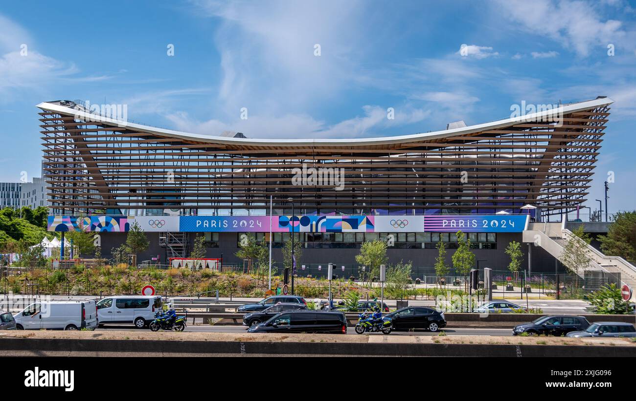 Vue extérieure du Centre aquatique Olympique construit et décoré pour les Jeux Olympiques d'été de Paris 2024, Saint-Denis, France Banque D'Images