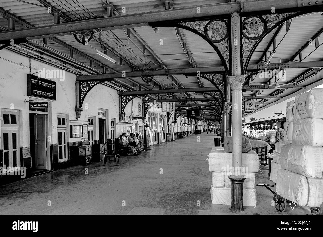 01 07 2009 Vintage Vieux noir et blanc photo de pilier en fonte et support dans la plate-forme de la gare de Rajkot Saurashtra Gujarat Inde Asie. Banque D'Images