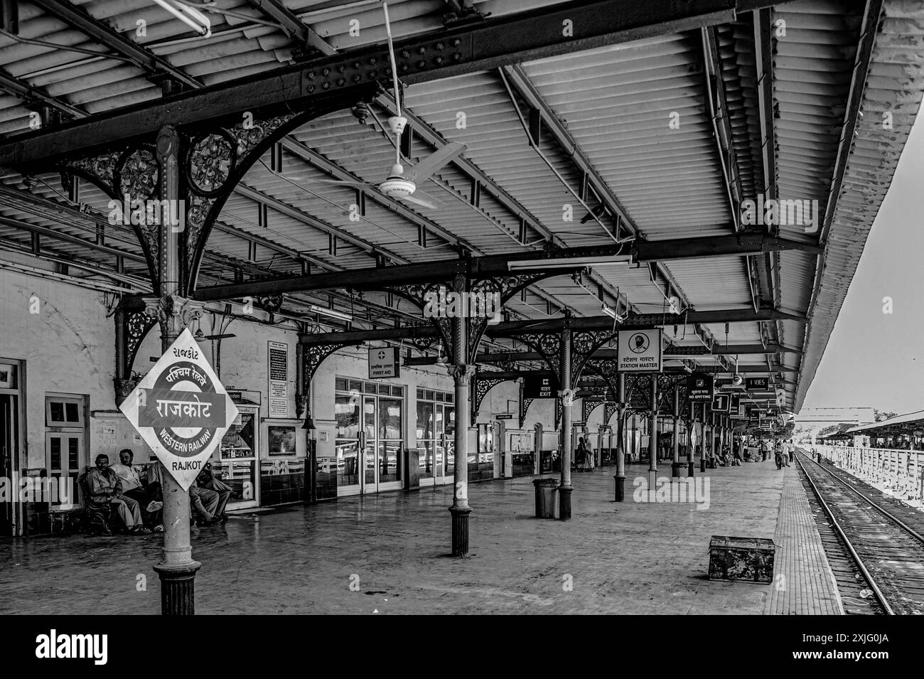01 07 2009 Vintage Vieux noir et blanc photo de pilier en fonte et support dans la plate-forme de la gare de Rajkot Saurashtra Gujarat Inde Asie. Banque D'Images