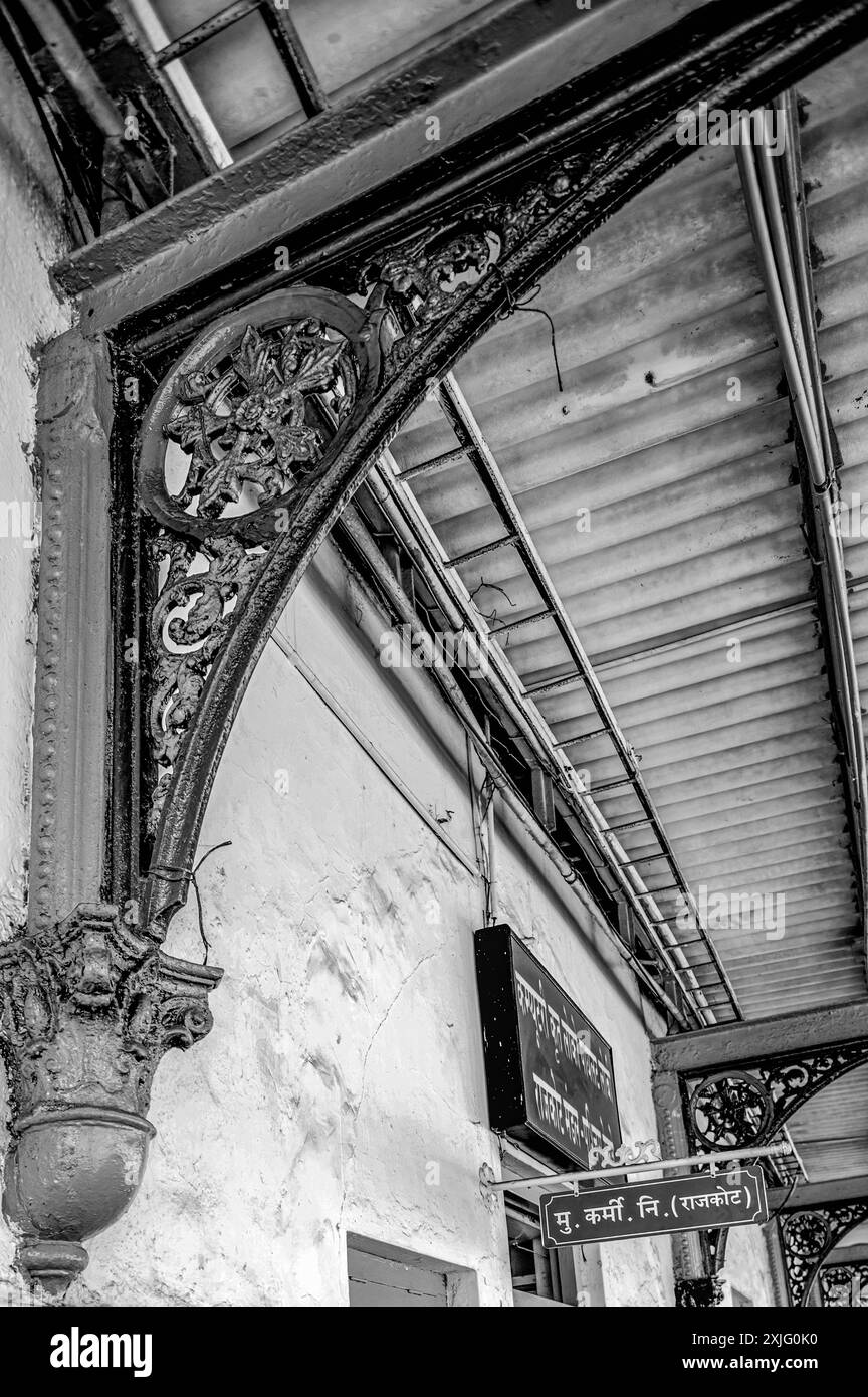 01 07 2009 Vintage Vieux noir et blanc photo de pilier en fonte et support dans la plate-forme de la gare de Rajkot Saurashtra Gujarat Inde Asie. Banque D'Images