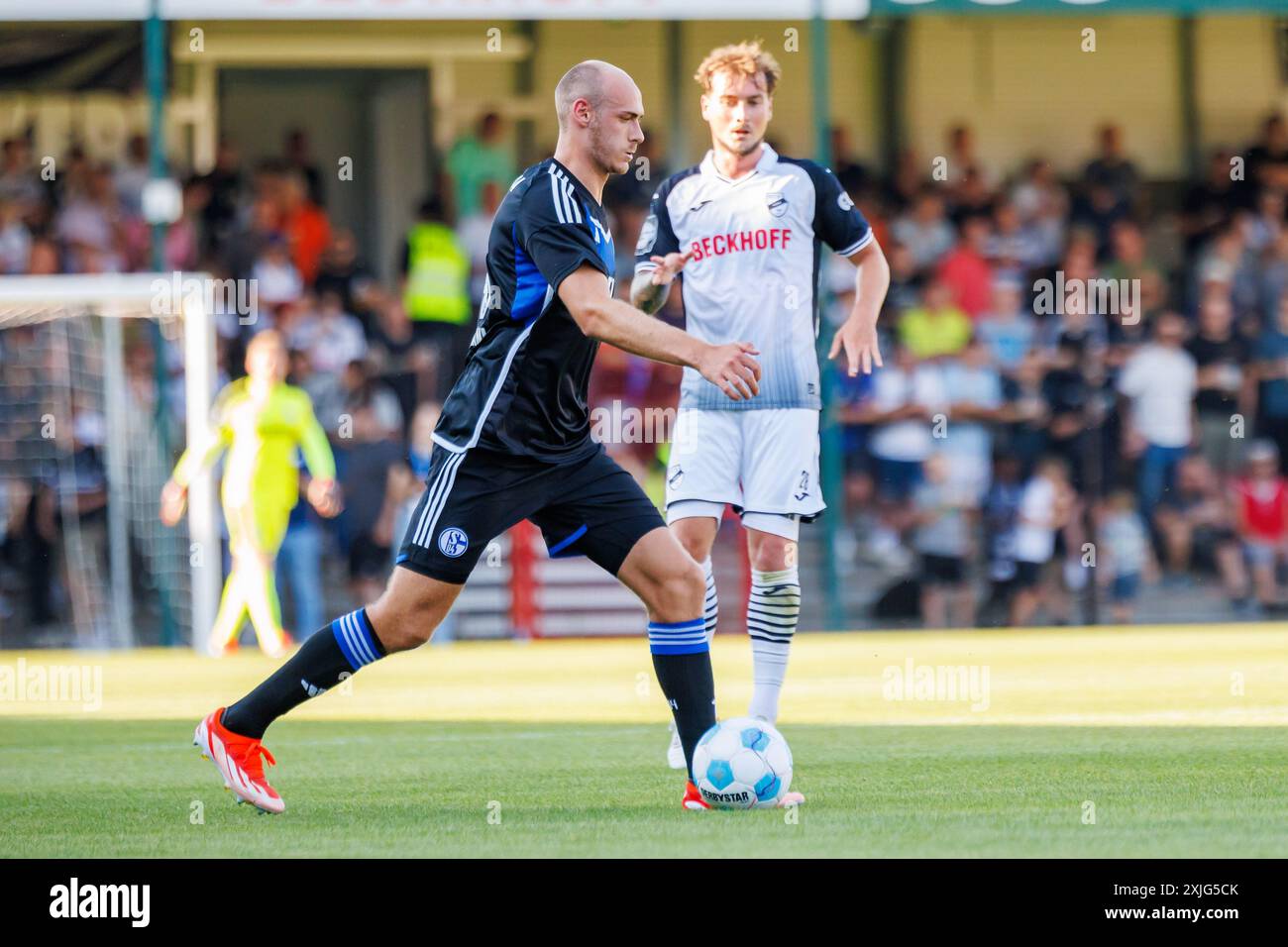 Henning Matriciani (FC Schalke 04, #41) GER, SC Verl v. FC Schalke 04, Fussball, Testspiel, Spielzeit 2024/2025, 18.07.2024 le Règlement de la DFL interdit toute utilisation de photographes comme séquences d'images et/ou quasi-vidéo. Foto : Eibner-Pressefoto / Jan Strohdiek Banque D'Images