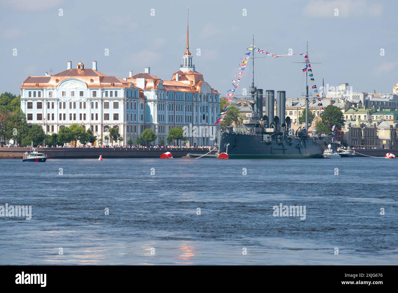 ST. PÉTERSBOURG, RUSSIE - 29 JUILLET 2018 : vue sur le croiseur Aurora et le bâtiment de l'école navale Nakhimov un jour ensoleillé de juillet Banque D'Images