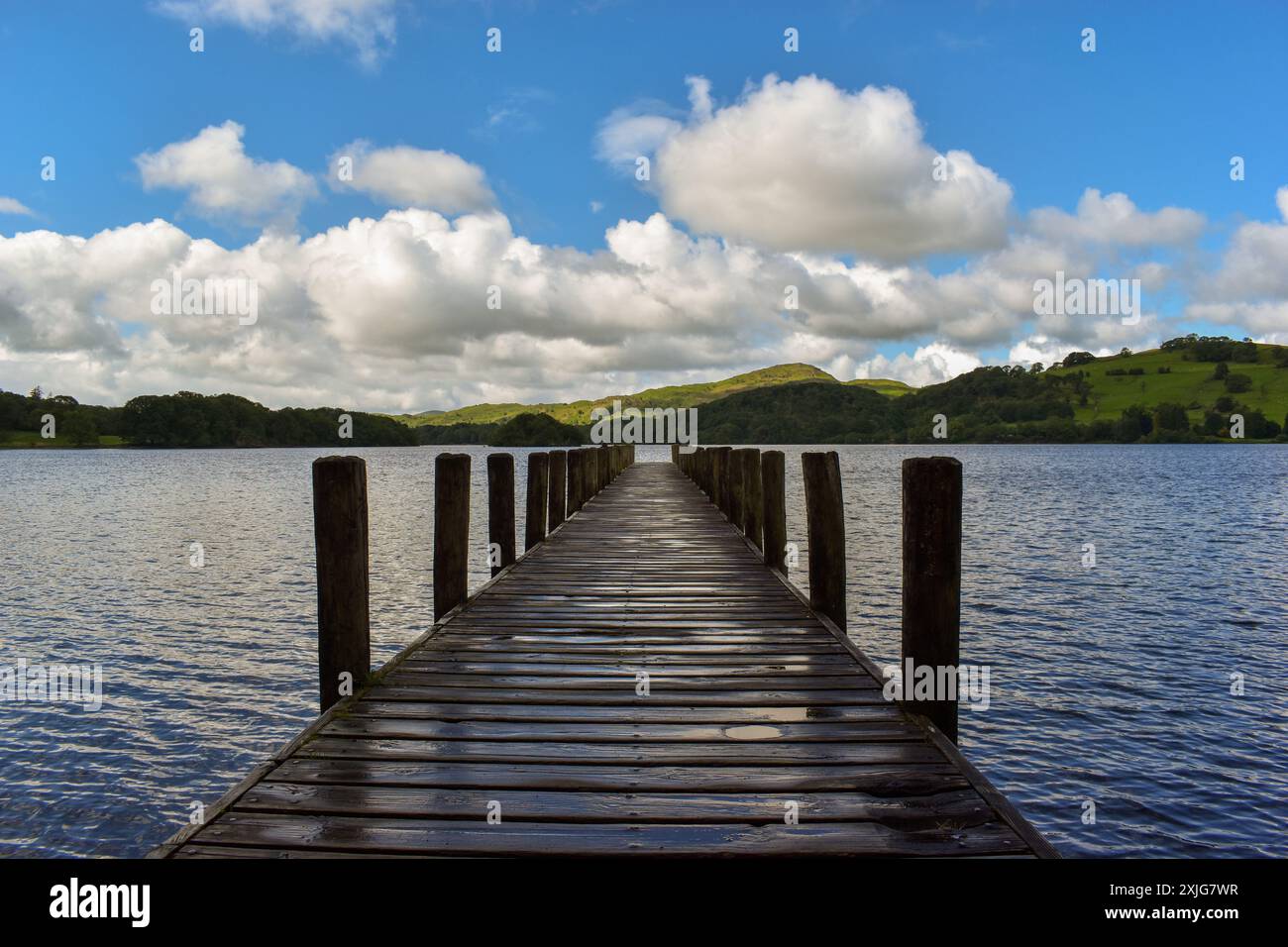Une jetée en bois sur Coniston Water. Banque D'Images
