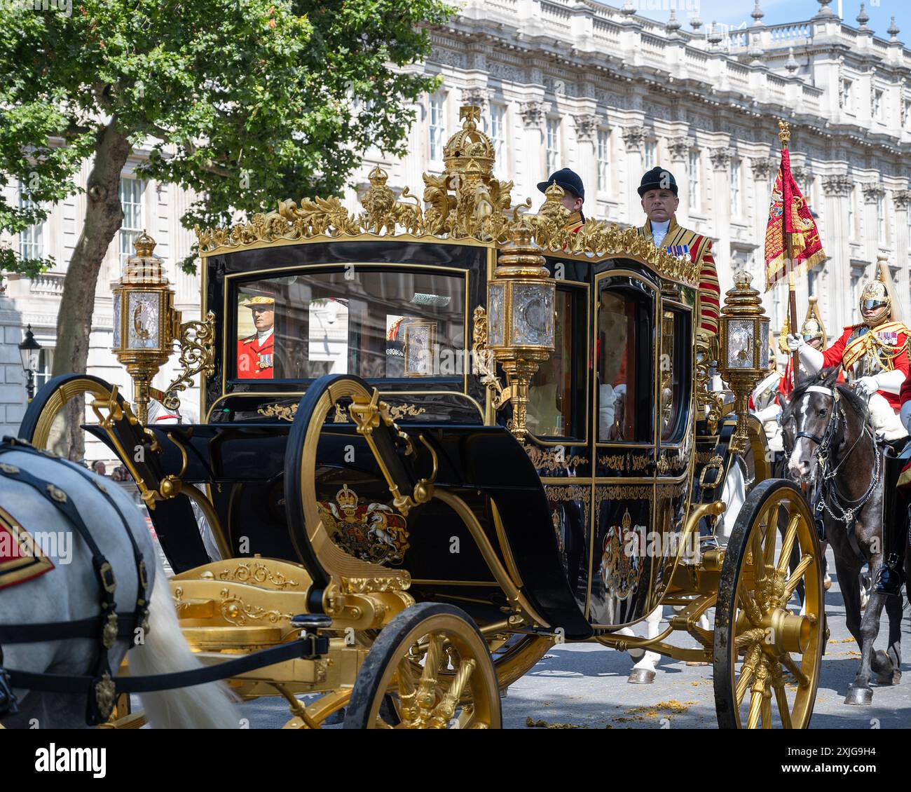 Londres, Royaume-Uni 17 juillet 2024. Le roi Charles et la reine Camilla roulent dans le Diamond Jubilee State Coach le long de Whitehall pour l'ouverture du Parlement Banque D'Images