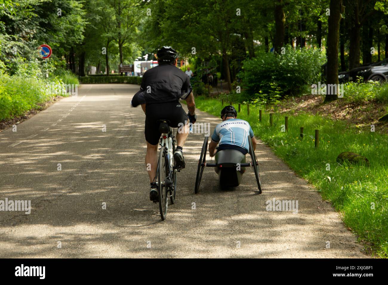 Cycliste sur Drielandenpunt (point à trois pays ou tripoint), où la Belgique, l'Allemagne et les pays-Bas se rencontrent, vous pouvez visiter 3 pays en une seule fois Banque D'Images