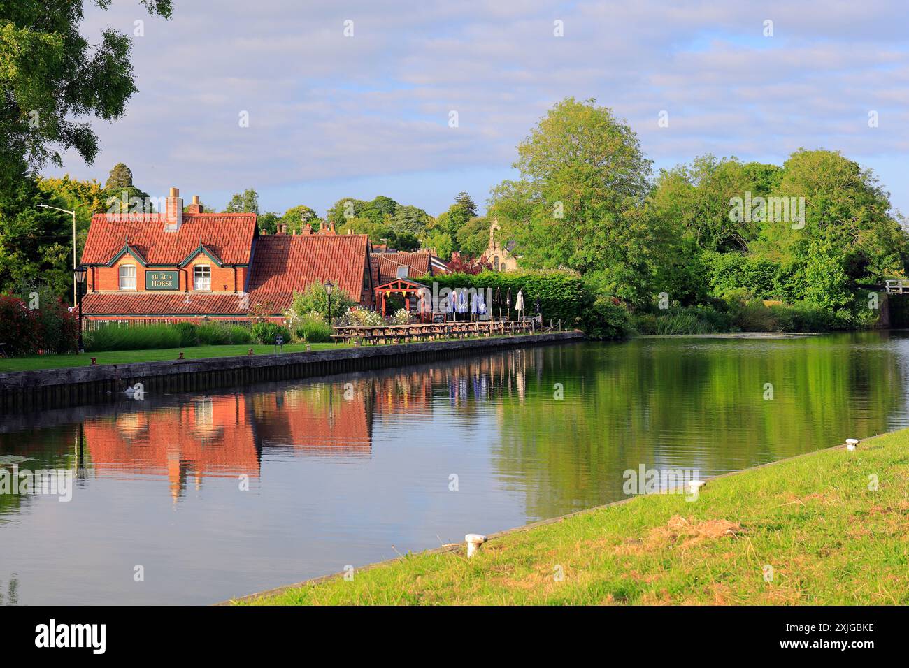 Vue panoramique sur la Maison publique Black Horse et réflexion - sur les rives du canal Kennet et Avon, Devizes. Prise en juillet 2024 Banque D'Images