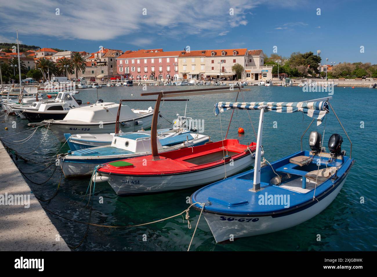 Front de mer dans la ville de Supetar sur l'île de Brac sur la côte dalmate de la Croatie en Europe Banque D'Images