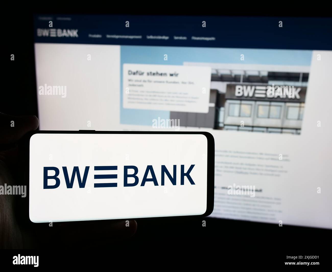 Personne tenant un smartphone avec le logo de la société allemande Baden-Württembergische Bank (BW-Bank) en face du site. Concentrez-vous sur l'affichage du téléphone. Banque D'Images