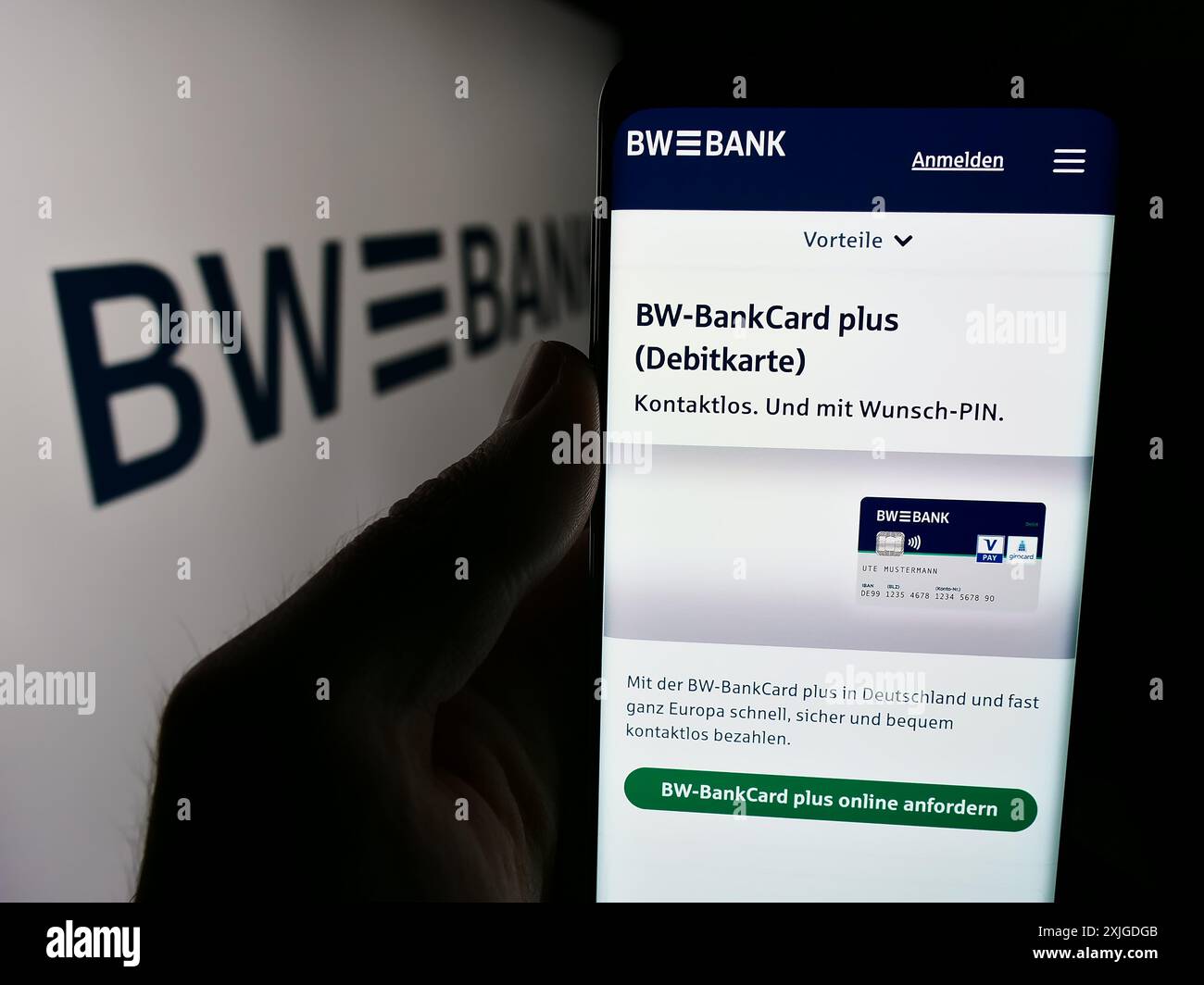 Personne tenant le smartphone avec la page web de la société allemande Baden-Wurttembergische Bank (BW-Bank) devant le logo. Concentrez-vous sur le centre de l'écran du téléphone. Banque D'Images