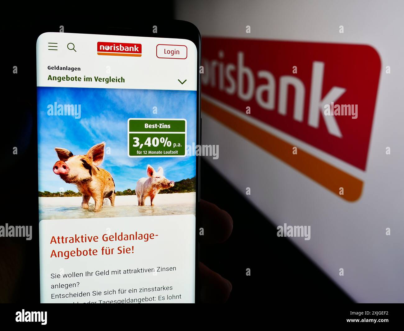 Personne tenant le téléphone portable avec la page Web de la société allemande de services financiers Norisbank GmbH devant le logo. Concentrez-vous sur le centre de l'écran du téléphone. Banque D'Images