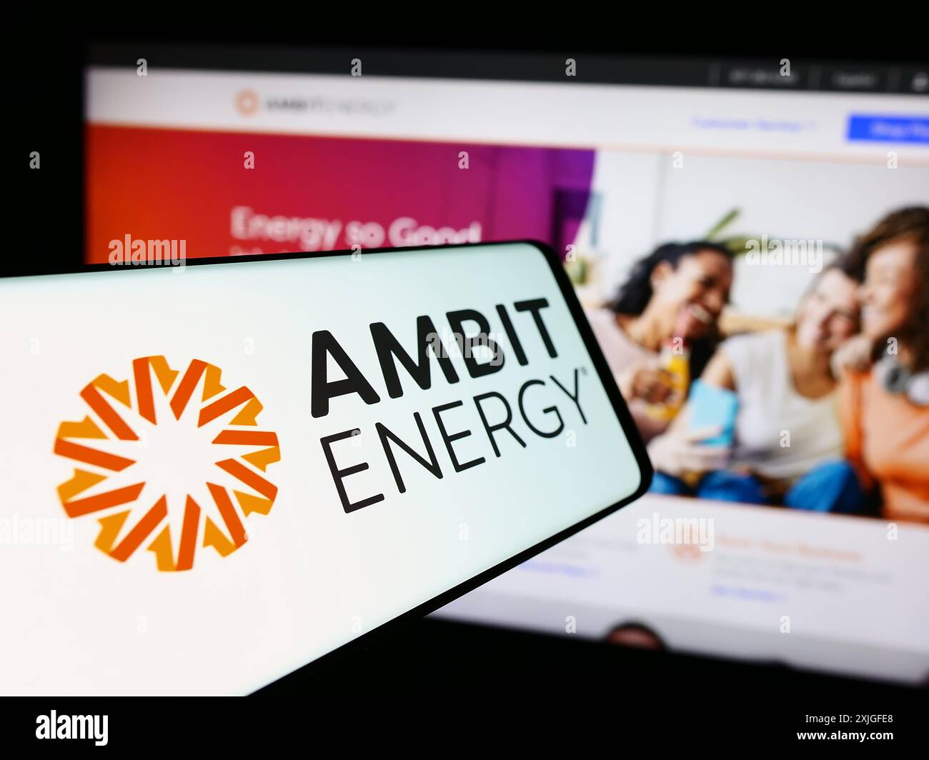 Téléphone portable avec le logo de la société américaine de marketing multi-niveaux Ambit Energy devant le site Web de l'entreprise. Concentrez-vous sur le centre de l'écran du téléphone. Banque D'Images
