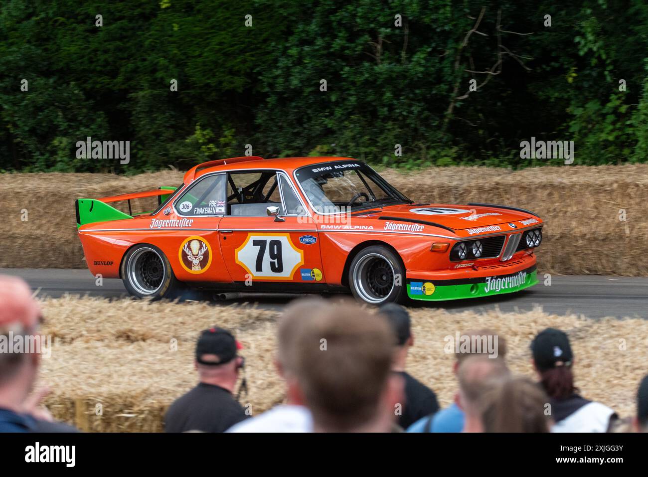 1975 BMW 3,0 CSL 'Batmobile' voiture de course au volant de la piste de montée de colline au Goodwood Festival of Speed 2024 Motorsport Event, Royaume-Uni Banque D'Images