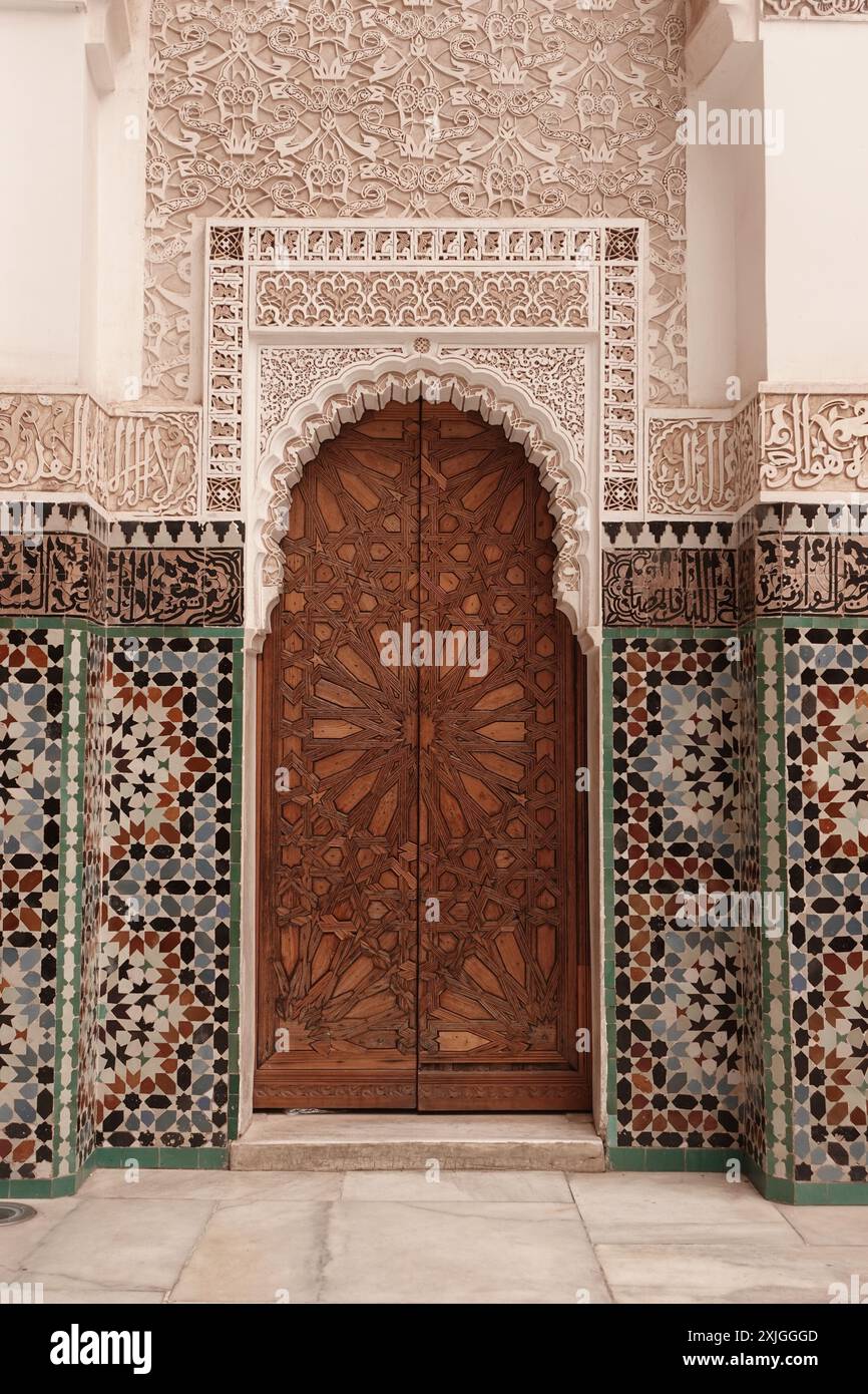 Célèbre porte de la Madrasa Ben Youssef à Marrakech Banque D'Images