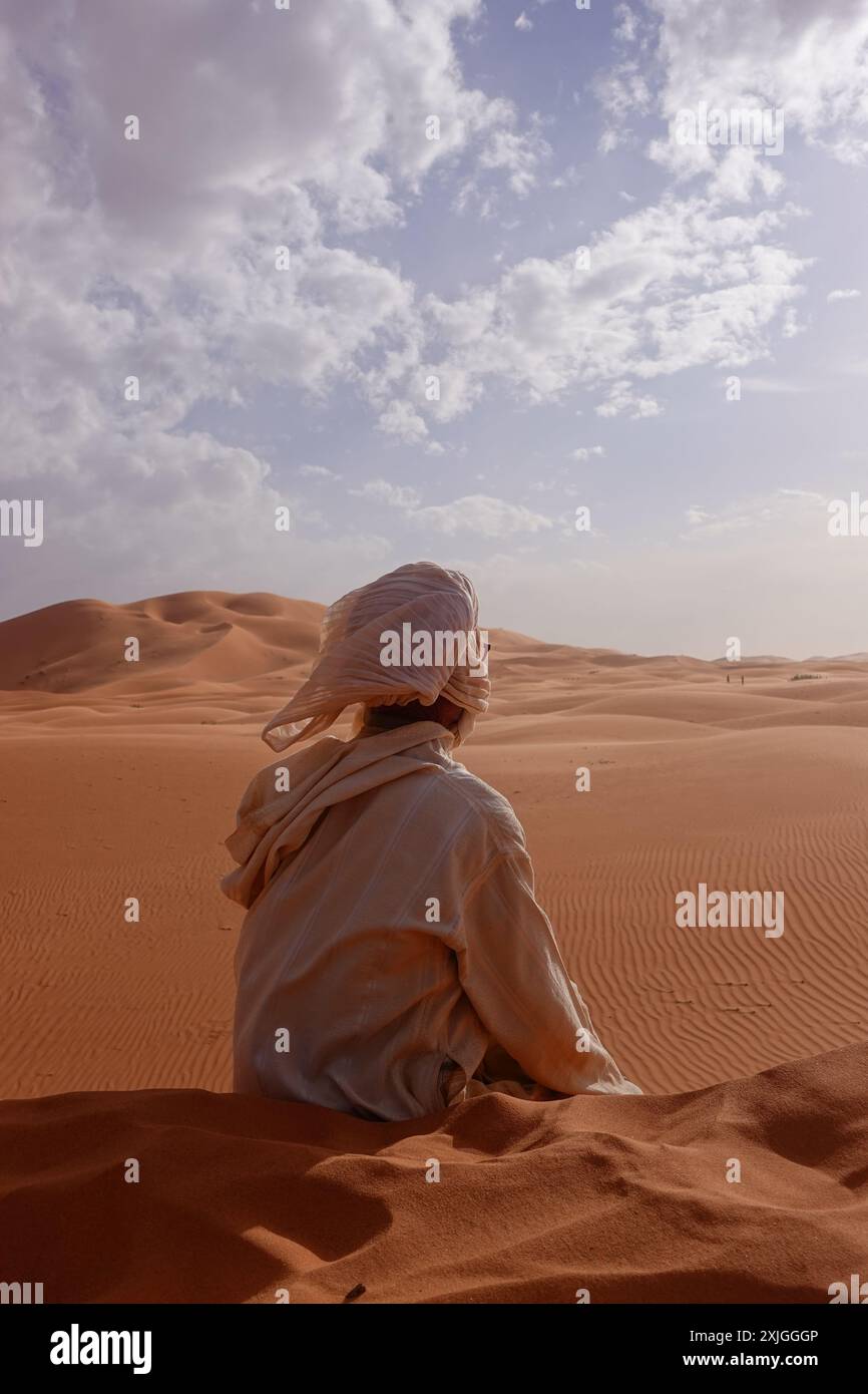 Un homme nomade regardant au-dessus du désert du Sahara (Erg Chebi Dunes, Merzouga, Maroc) Banque D'Images