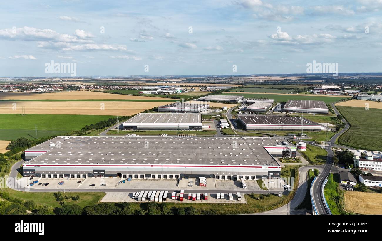 Jirny, République tchèque - 18 juillet 2024 - vue aérienne de la zone industrielle près de l'autoroute D11 par un après-midi ensoleillé d'été Banque D'Images