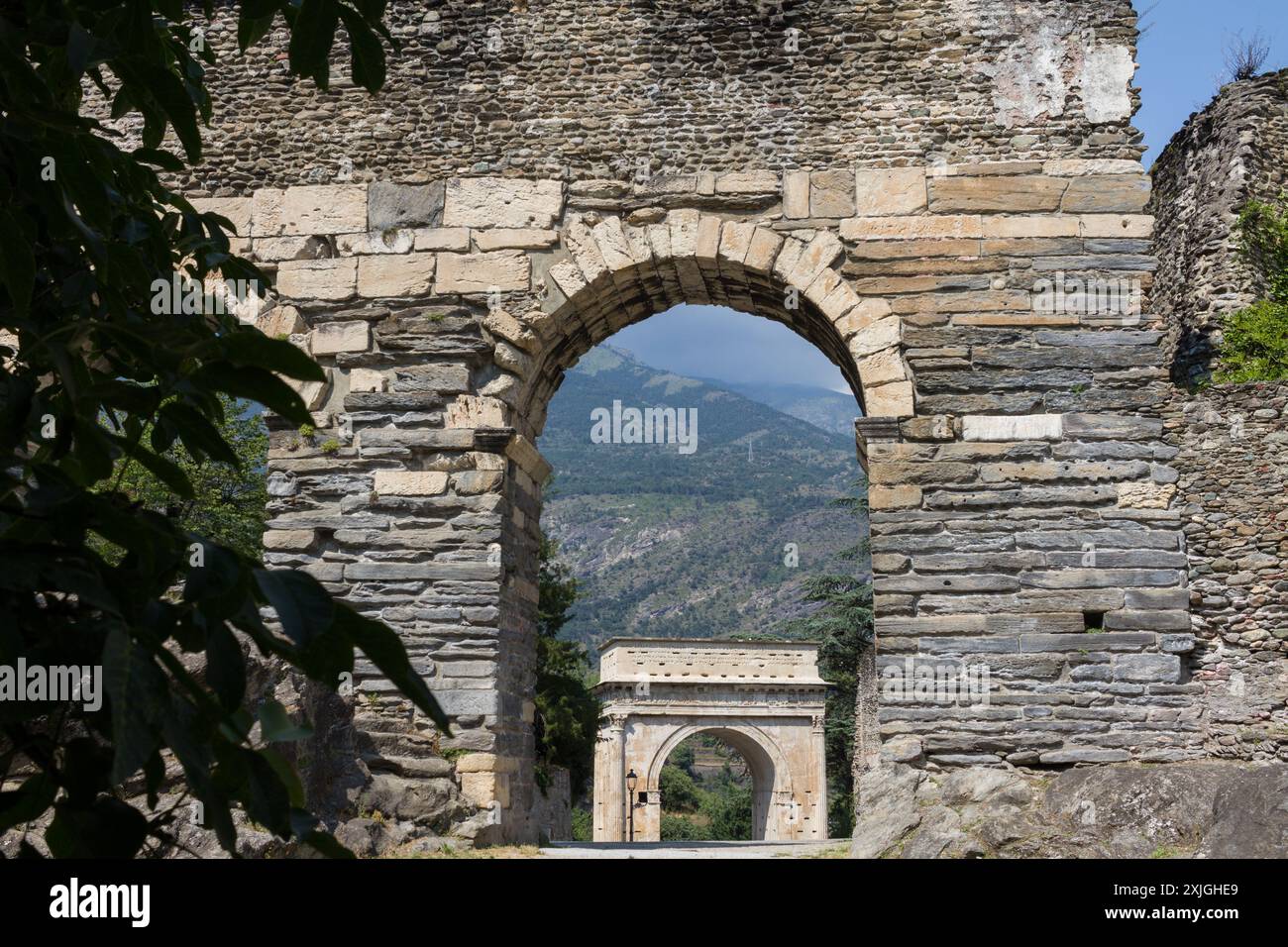 Arche d'Auguste à Susa, ville typique et petite du nord de l'Italie, avec des vestiges de la Rome antique et de l'architecture médiévale Banque D'Images