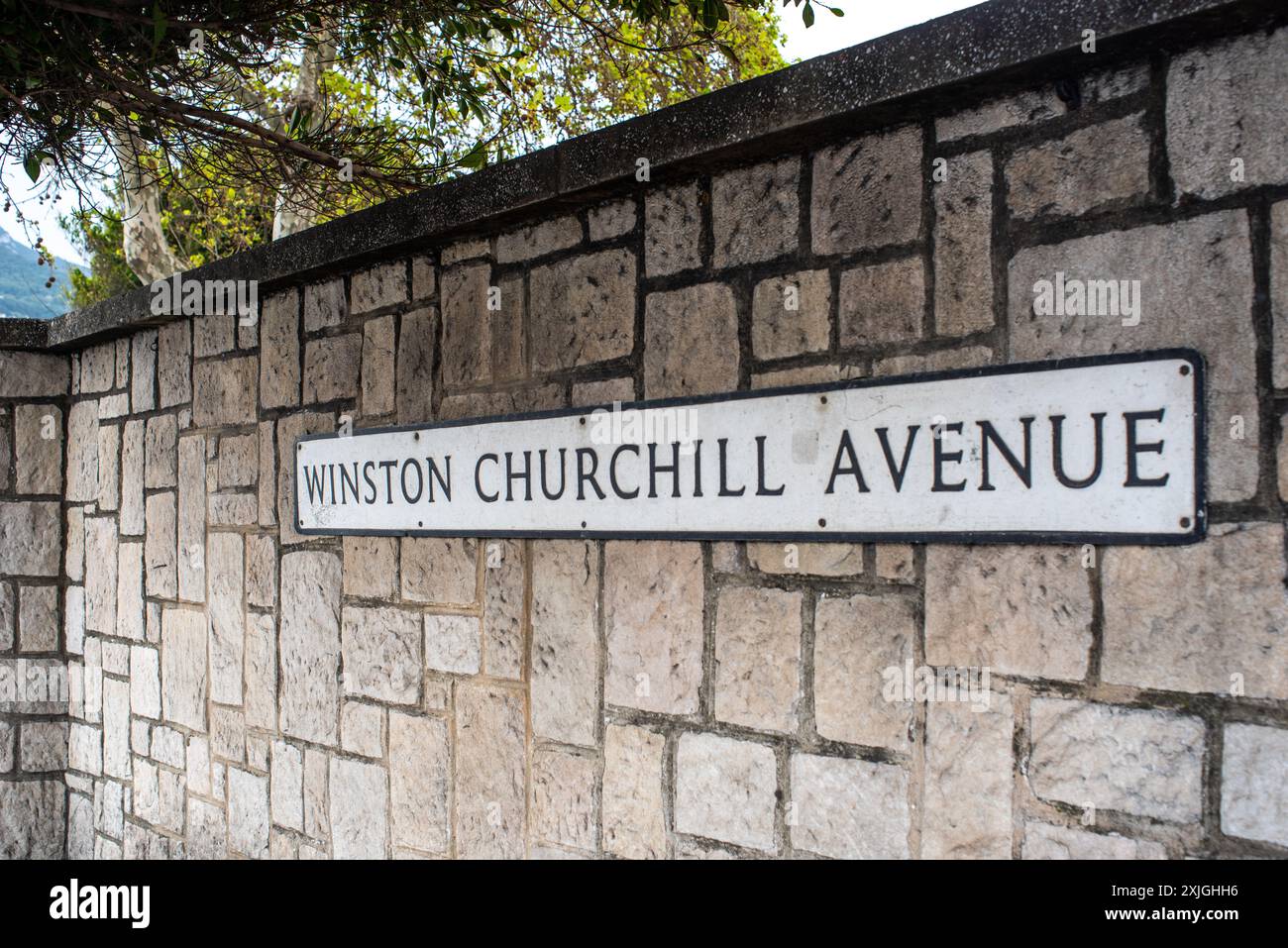 Gros plan d'un panneau de rue sur Winston Churchill Avenue à Gibraltar, Royaume-Uni. Fond de mur de pierre. Banque D'Images