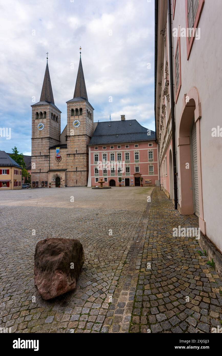 Vue sur l'église abbatiale de Berchtesgaden et le château royal de Berchtesgaden en Bavière, Allemagne. Banque D'Images