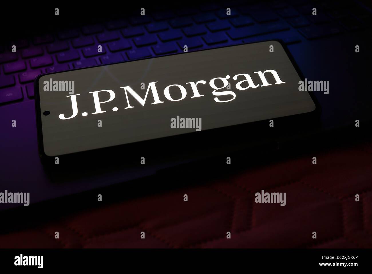 Paraguay. 18 juillet 2024. Dans cette illustration photo, le logo J.P. Morgan est affiché sur l'écran d'un smartphone. (Crédit image : © Jaque Silva/SOPA images via ZUMA Press Wire) USAGE ÉDITORIAL SEULEMENT! Non destiné à UN USAGE commercial ! Banque D'Images