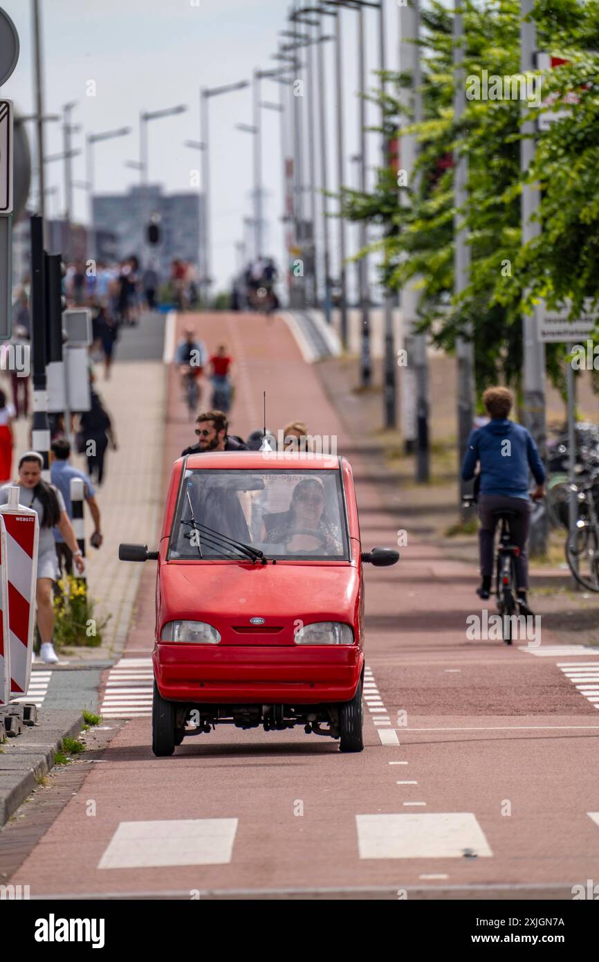 Minicar, Modell Canta, Kleinstwagen, bis 45 kmh schnell, dürfen ab 15 Jahren alter gefahren werden, dürfen Radwege benutzen, sehr Beliebt in Amsterdam, weil sie fast überall einen Parkplatz finden, Niederlande Minicars *** Minicar, modèle Canta, la plus petite voiture, jusqu'à 45 km/h fast, peut être conduite à partir de 15 ans, peut utiliser des pistes cyclables, très populaires à Amsterdam car ils peuvent trouver une place de parking presque partout, Minicars pays-Bas Banque D'Images