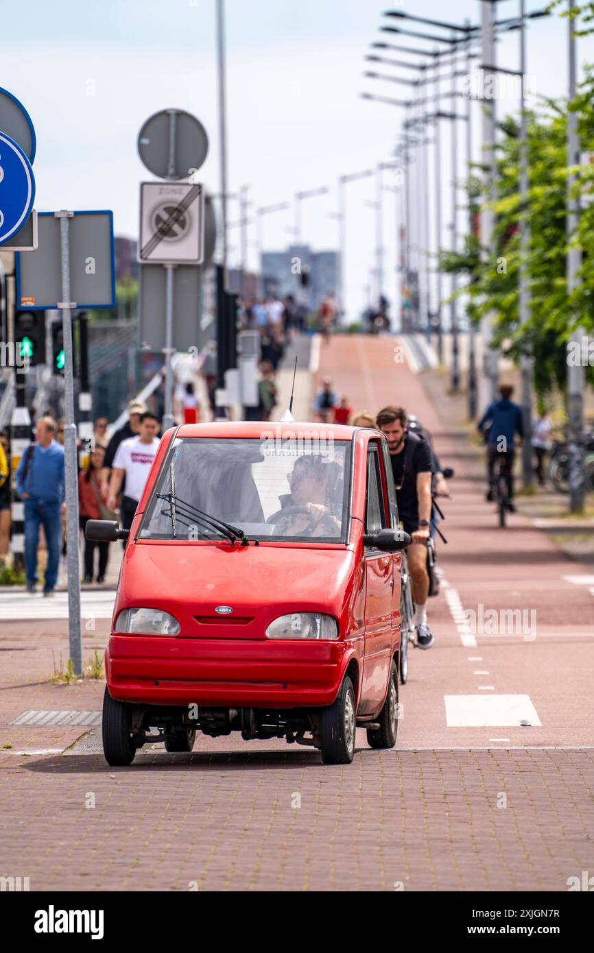 Minicar, Modell Canta, Kleinstwagen, bis 45 kmh schnell, dürfen ab 15 Jahren alter gefahren werden, dürfen Radwege benutzen, sehr Beliebt in Amsterdam, weil sie fast überall einen Parkplatz finden, Niederlande Minicars *** Minicar, modèle Canta, la plus petite voiture, jusqu'à 45 km/h fast, peut être conduite à partir de 15 ans, peut utiliser des pistes cyclables, très populaires à Amsterdam car ils peuvent trouver une place de parking presque partout, Minicars pays-Bas Banque D'Images
