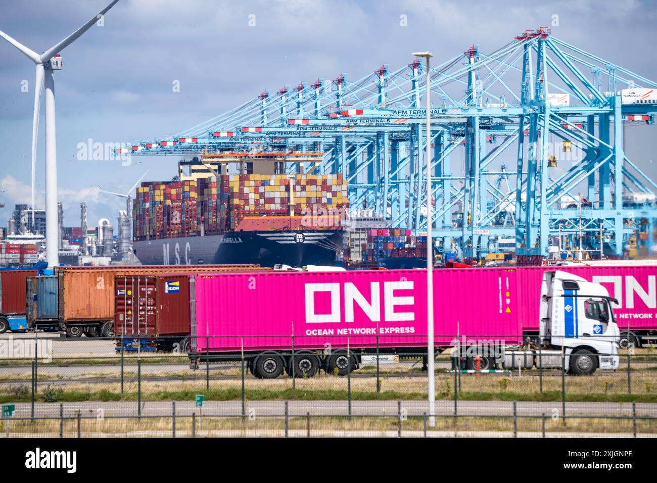 Le port de Rotterdam, pays-Bas, port en haute mer Maasvlakte 2, sur une zone de terre artificielle au large de la côte d'origine, APM Container Terminals, camion h Banque D'Images