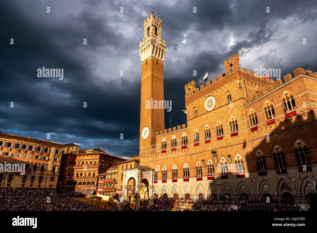 La Piazza Del Campo photographiée juste avant le début de la course de chevaux Palio, Sienne, Toscane, Italie. Banque D'Images