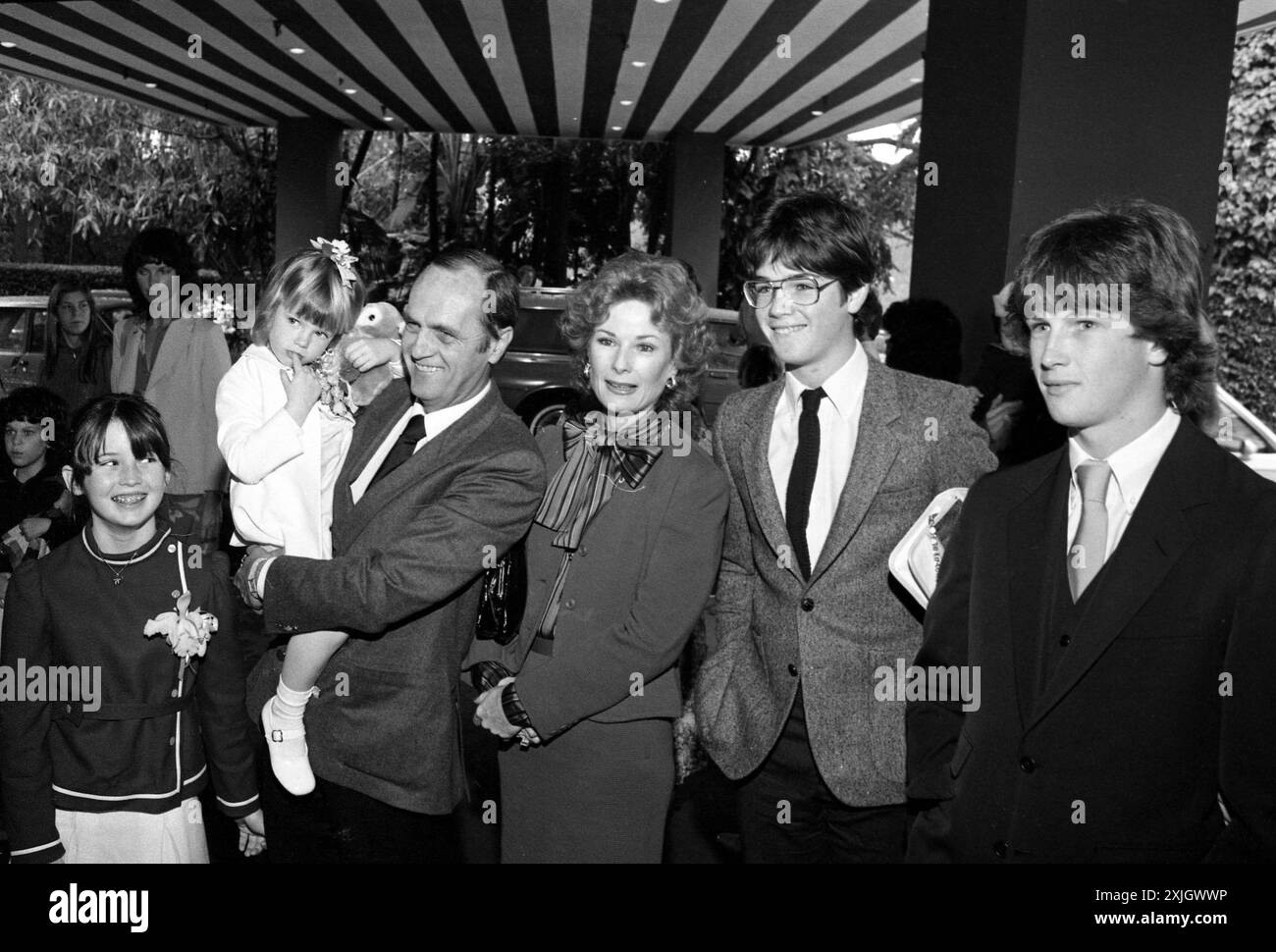 Bob Newhart avec sa femme Ginnie et leurs enfants à l'hôtel Beverly Hills le 12 avril 1982 crédit : Ralph Dominguez/MediaPunch Banque D'Images