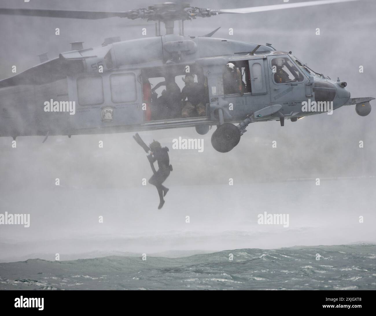 Un marin affecté à l'unité mobile d'élimination d'explosifs (EODMU) 11 saute d'un Sea Hawk SH-60 dans le cadre d'une opération de coulée et de récupération pendant l'exercice Rim of the Pacific (RIMPAC) 2024 sur la base du corps des Marines Hawaii, le 16 juillet. Vingt-neuf pays, 40 navires de surface, trois sous-marins, 14 forces terrestres nationales, plus de 150 avions et 25 000 membres du personnel participent au RIMPAC dans et autour des îles Hawaï, du 27 juin au 1er août. Le RIMPAC, le plus grand exercice maritime international au monde, offre une occasion de formation unique tout en favorisant et en soutenant les relations de coopération amo Banque D'Images