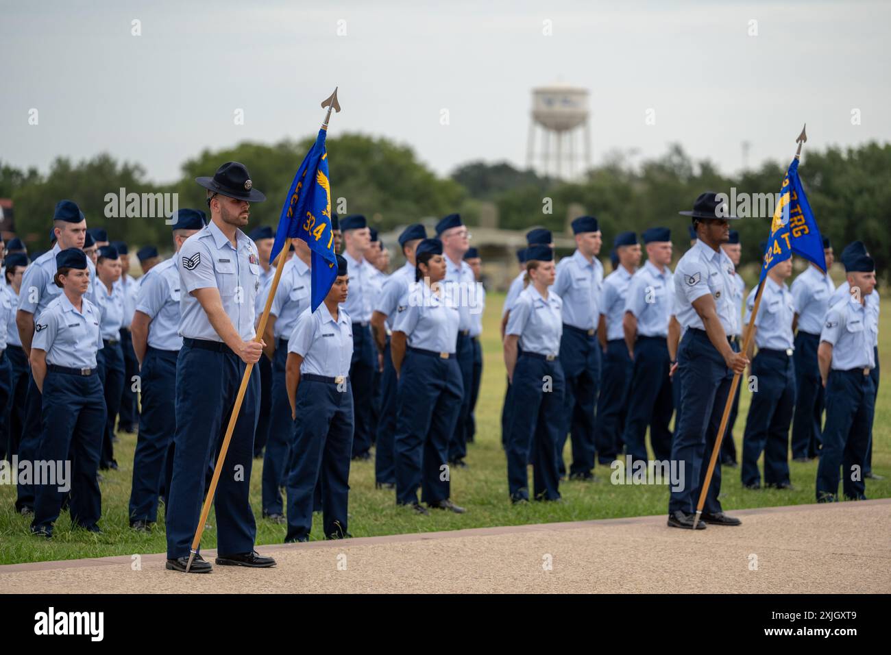 Plus de 500 aviateurs affectés aux vols 459-471, diplômés de l'entraînement militaire de base de l'US Air Force à joint base San Antonio, Texas, du 17 au 18 juillet 2024. Le colonel Jennifer Anderson, de la mobilisation individuelle augmentée au commandant de la 37e Escadre d’entraînement, base interarmées San Antonio-Lackland, Texas, a passé en revue la cérémonie. (Photo de l'US Air Force par Daniel Cruz) Banque D'Images