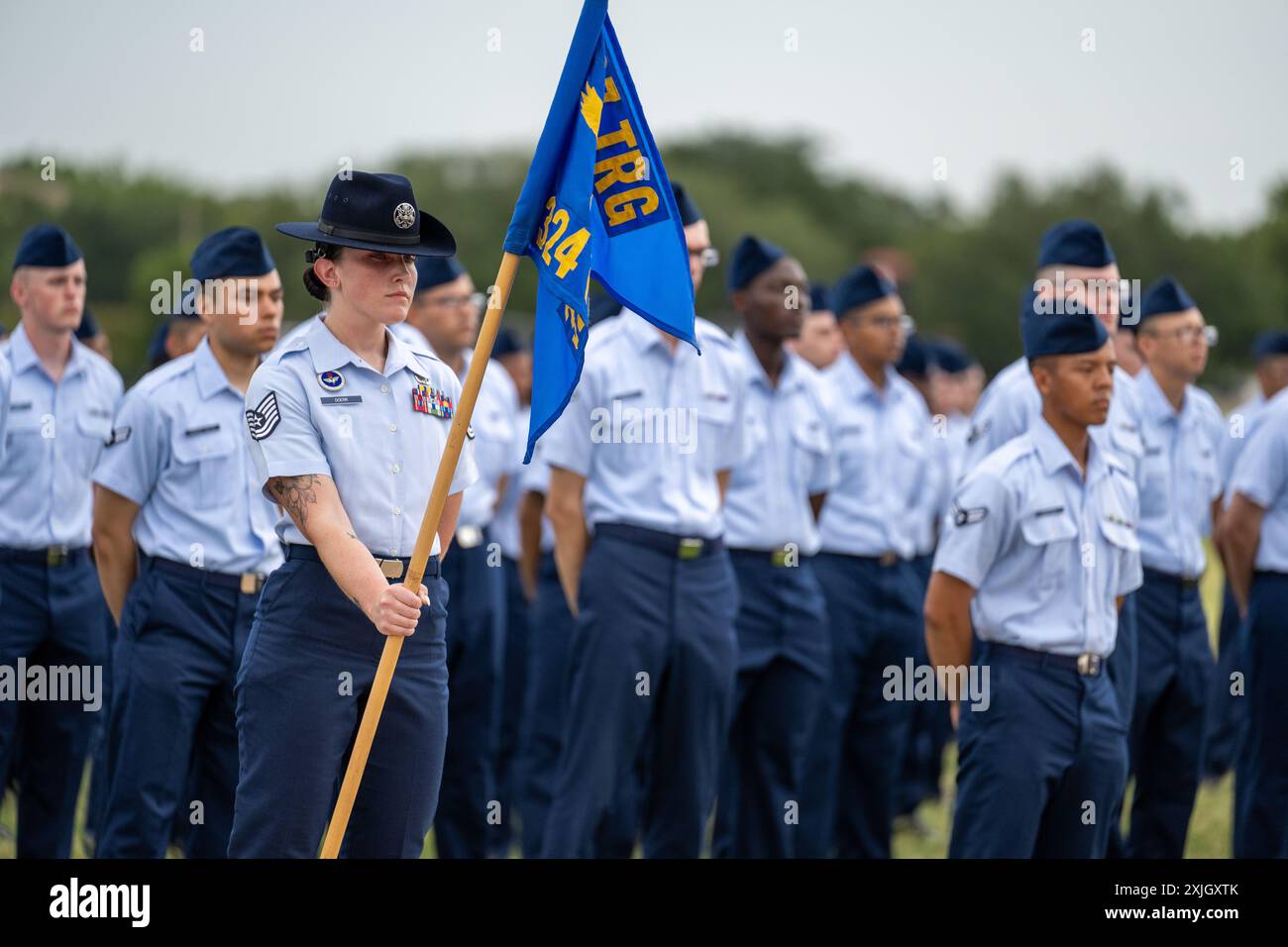 Plus de 500 aviateurs affectés aux vols 459-471, diplômés de l'entraînement militaire de base de l'US Air Force à joint base San Antonio, Texas, du 17 au 18 juillet 2024. Le colonel Jennifer Anderson, de la mobilisation individuelle augmentée au commandant de la 37e Escadre d’entraînement, base interarmées San Antonio-Lackland, Texas, a passé en revue la cérémonie. (Photo de l'US Air Force par Daniel Cruz) Banque D'Images