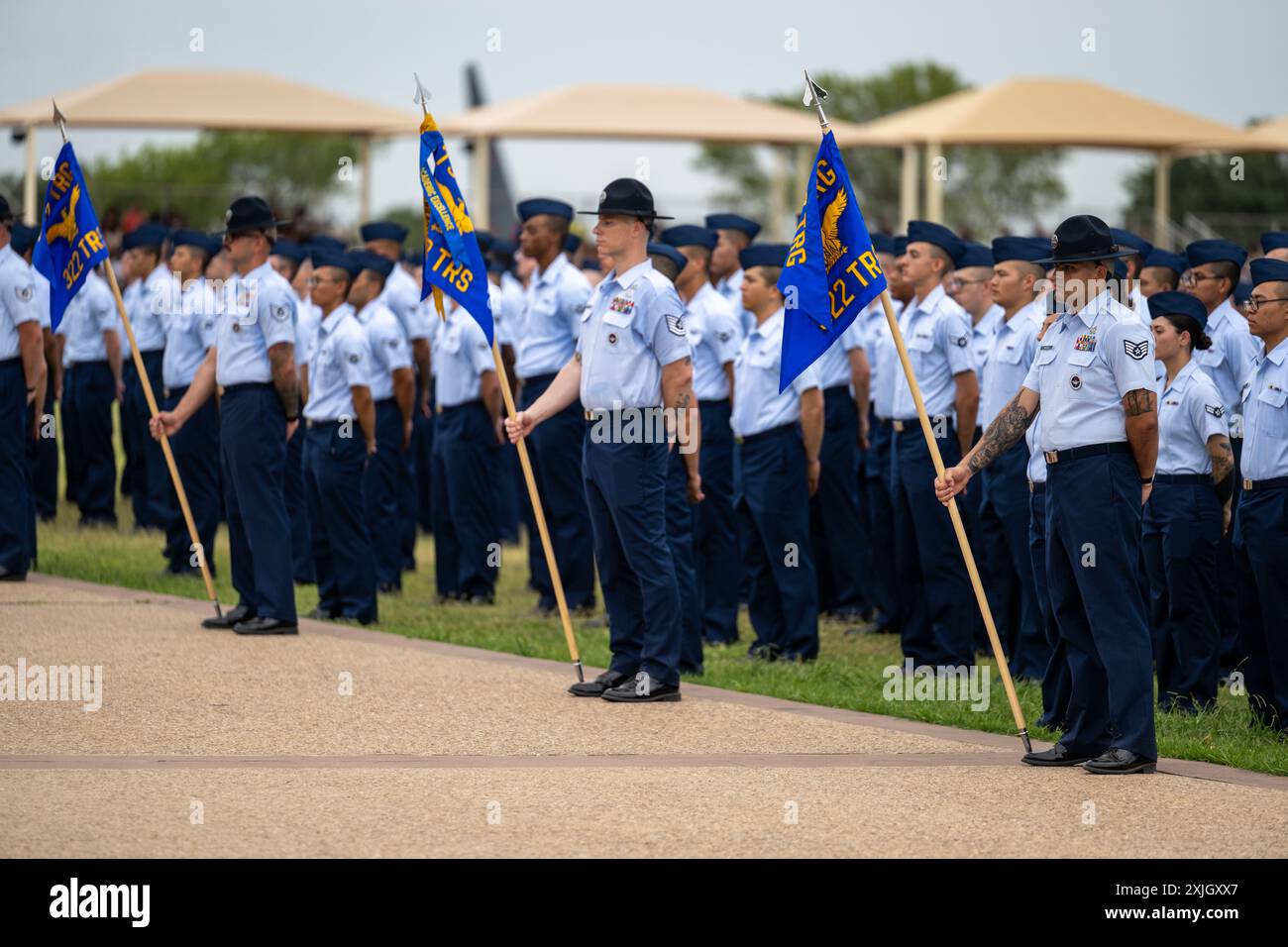 Plus de 500 aviateurs affectés aux vols 459-471, diplômés de l'entraînement militaire de base de l'US Air Force à joint base San Antonio, Texas, du 17 au 18 juillet 2024. Le colonel Jennifer Anderson, de la mobilisation individuelle augmentée au commandant de la 37e Escadre d’entraînement, base interarmées San Antonio-Lackland, Texas, a passé en revue la cérémonie. (Photo de l'US Air Force par Daniel Cruz) Banque D'Images