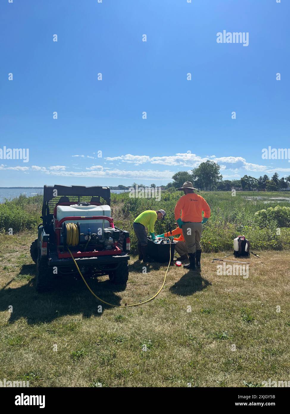 Le district de Buffalo et ses partenaires contractuels ont traité les terres humides pour empêcher les espèces végétales envahissantes de croître tout en contrôlant la propagation avant de placer des plantes dans la région qui aideront à nourrir et à restaurer l’habitat des terres humides côtières, Port Clinton (Ohio), 24 juin 2024. Le U.S. Army corps of Engineers se consacre à la préservation des terres humides le long des rives du lac Érié, ce qui est essentiel à la santé de l'écosystème. (Photo de l'armée américaine par Harry Juergens) Banque D'Images Le district de Buffalo et ses partenaires contractuels ont traité les terres humides pour empêcher les espèces végétales envahissantes de croître tout en contrôlant la propagation avant de placer des plantes dans la région qui aideront à nourrir et à restaurer l’habitat des terres humides côtières, Port Clinton (Ohio), 24 juin 2024. Le U.S. Army corps of Engineers se consacre à la préservation des terres humides le long des rives du lac Érié, ce qui est essentiel à la santé de l'écosystème. (Photo de l'armée américaine par Harry Juergens) Banque D'Images