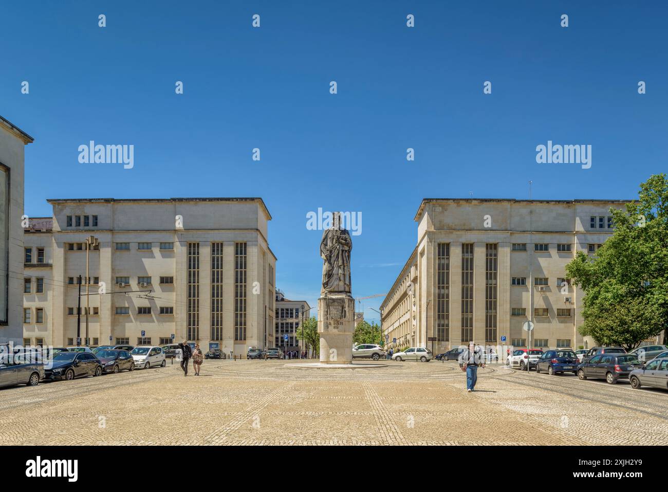 Sur la place Dom Dinis se trouve la statue du roi Dinis, fondateur du campus universitaire au 13ème siècle dans la ville universitaire portugaise de Coimbra. Banque D'Images