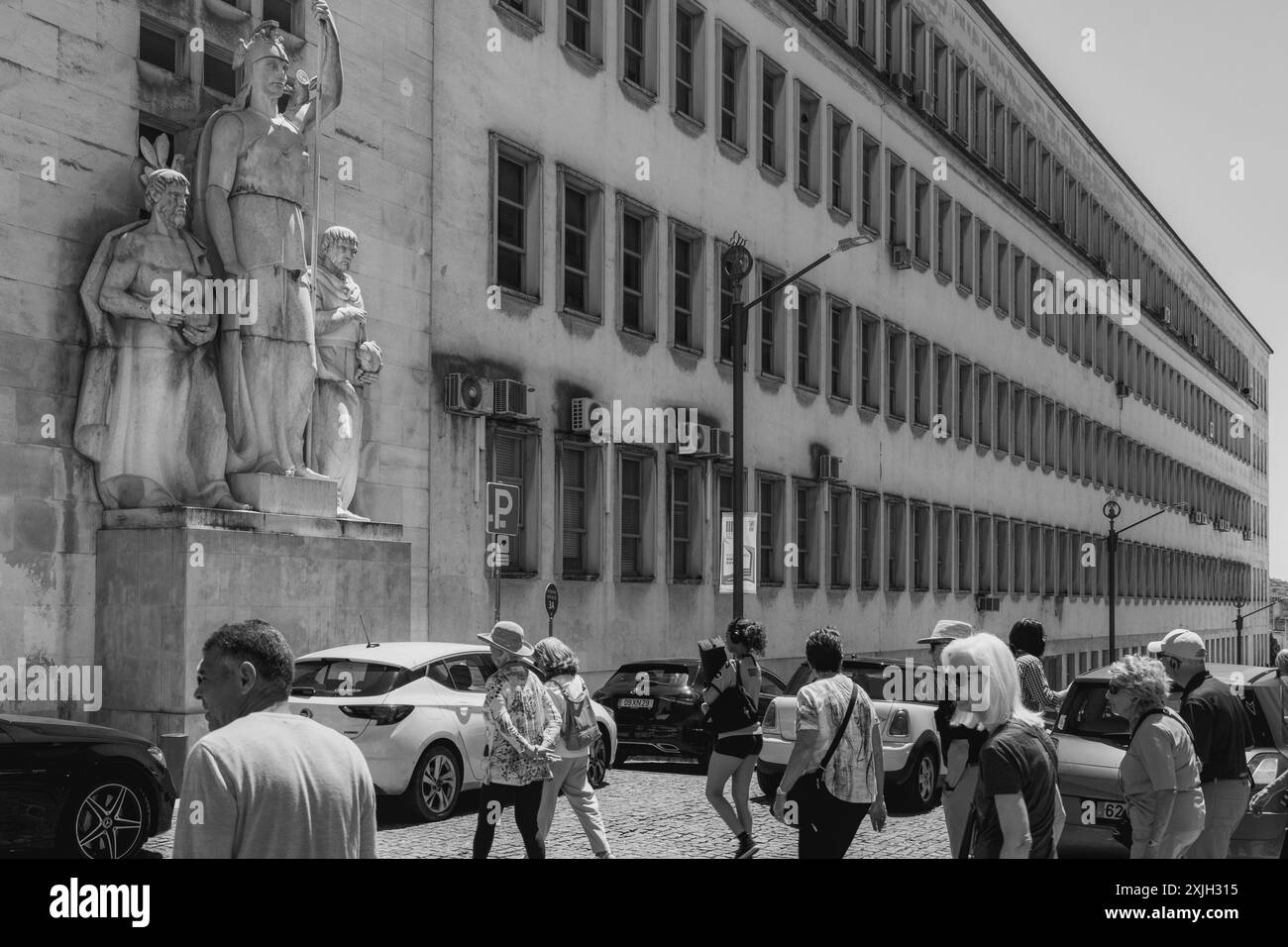 Statue néoclassique de la déesse Athéna sur la façade extérieure de l'ancien Collège Saint-Pierre (Sao Pedro) dans la ville de Coimbra, Portugal. Banque D'Images