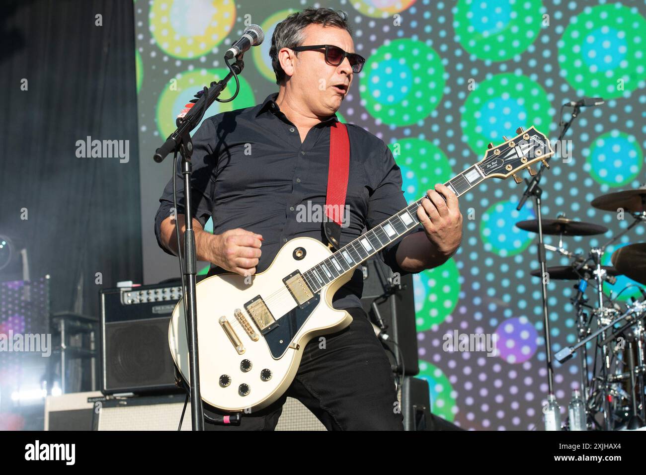 Londres, Royaume-Uni. 18 juillet 2024. Le chanteur et guitariste James Dean Bradfield du groupe de rock gallois Manic Street Preachers se produit à Alexandra Palace Park. Crédit : Justin Ng/Alamy Live News Banque D'Images