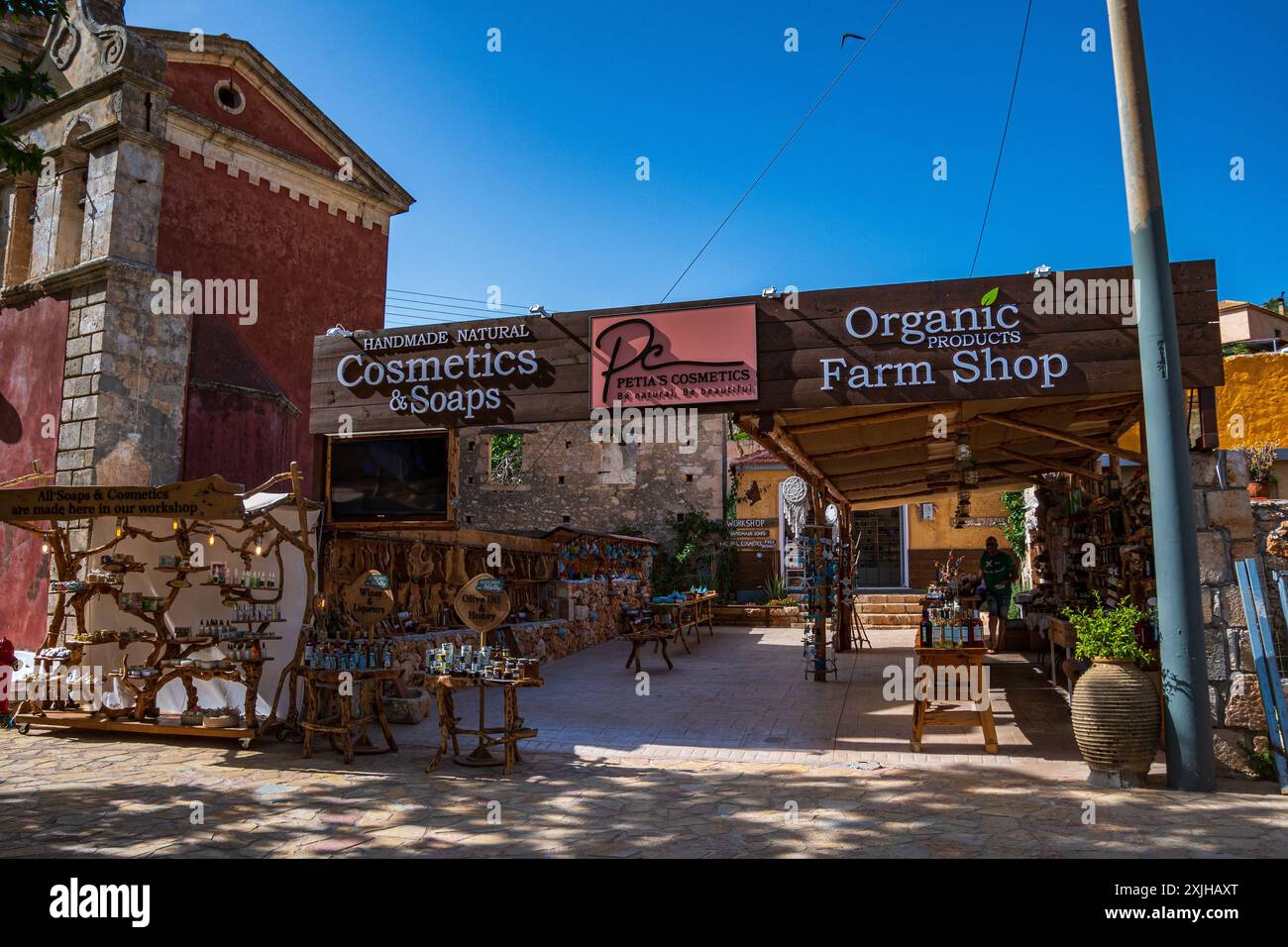 Zakynthos, Grèce - 6 juin 2024 : magasins locaux dans le village d'Exo Chora à Zakynthos vendant des produits locaux faits maison, Handmade Cosmetics souvenirs Banque D'Images