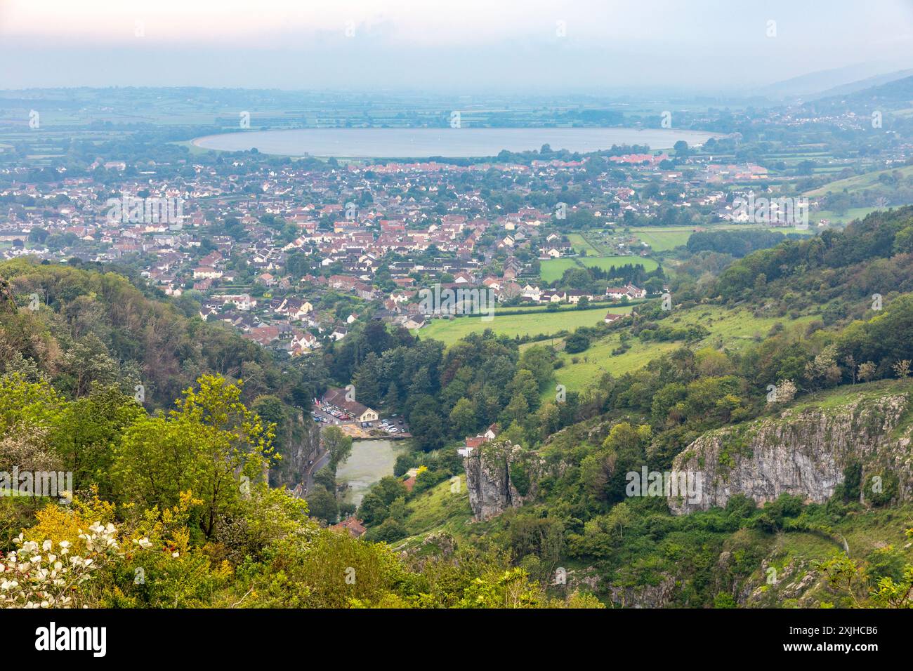 Gorge de cheddar et campagne du village avec réservoir de cheddar, vue du belvédère sur la promenade au sommet de la falaise, Cheddar Somerset, Angleterre, Royaume-Uni Banque D'Images