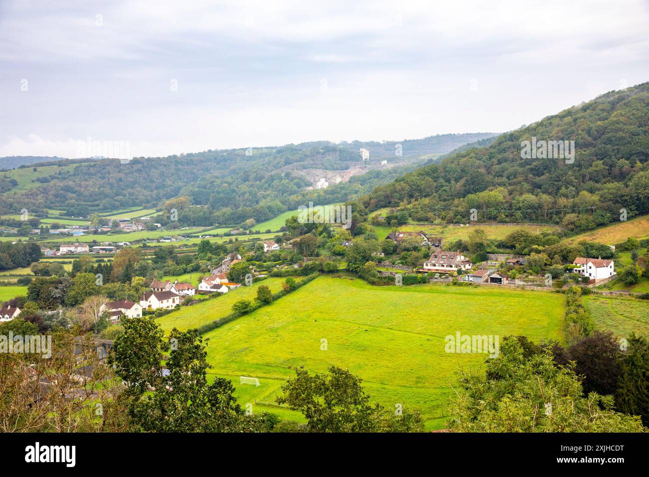 Village de cheddar et campagne parmi Mendip Hills West Country vu de la promenade du sommet de la falaise de la gorge, Somerset, Angleterre, Royaume-Uni Banque D'Images