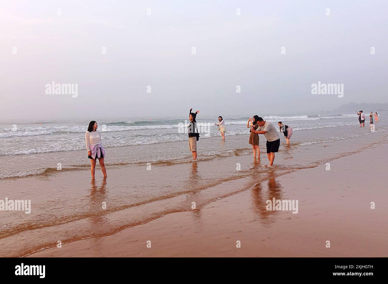 QINGDAO, CHINE - 19 JUILLET 2024 - les touristes viennent à la plage dorée dans la nouvelle région de la côte ouest pour regarder le lever du soleil sur la mer à Qingdao, Shandong Banque D'Images