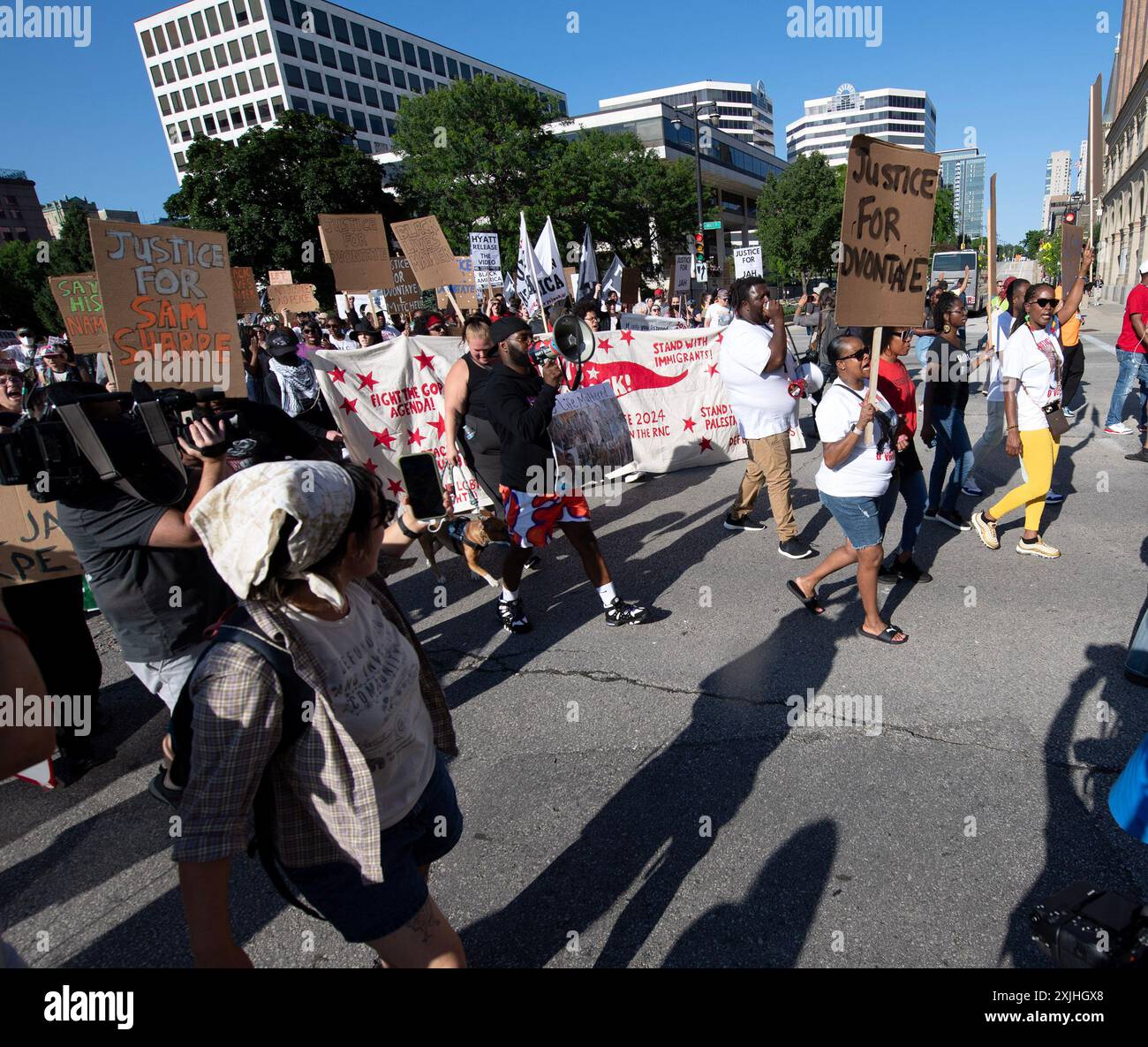 Milwaukee, Wisconsin, États-Unis. 18 juillet 2024. Les manifestants descendent dans les rues et marchent dans la zone de sécurité douce près du centre des congrès RNC et appellent à la justice pour SAMUEL 'JAH'' SHARPE, JR Jr., D'VONTAYE MITCHELL et CALVEYON ADONTE JEANS, qui ont été tués récemment par la police et des agents de sécurité. (Crédit image : © Rob Dicker/ZUMA Press Wire) USAGE ÉDITORIAL SEULEMENT! Non destiné à UN USAGE commercial ! Banque D'Images