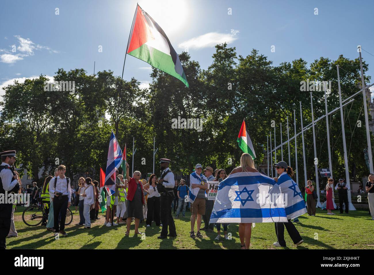 Londres, Royaume-Uni. 18 juillet 2024. Les contre-manifestants pro-israéliens affrontent des manifestants pro-palestiniens pendant le rassemblement. Les militants pro-palestiniens se sont rassemblés sur la place du Parlement et ont Uni leurs mains autour du Parlement pour protester contre la guerre à Gaza et demander un cessez-le-feu immédiat. Crédit : SOPA images Limited/Alamy Live News Banque D'Images