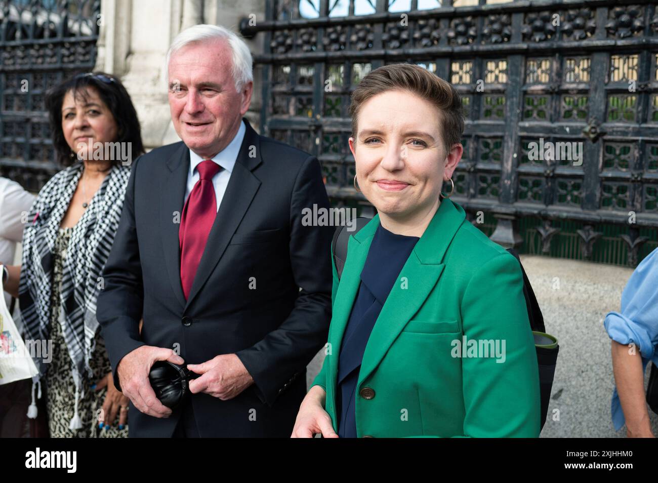 Londres, Royaume-Uni. 18 juillet 2024. Le député travailliste John McDonnell et la chef du Parti vert Carla Denyer vus à l'extérieur du Parlement pendant la manifestation. Les militants pro-palestiniens se sont rassemblés sur la place du Parlement et ont Uni leurs mains autour du Parlement pour protester contre la guerre à Gaza et demander un cessez-le-feu immédiat. Crédit : SOPA images Limited/Alamy Live News Banque D'Images