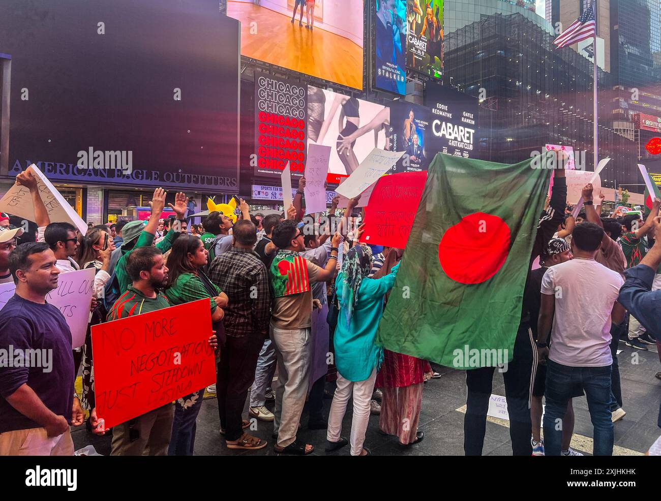 New York, États-Unis. 18 juillet 2024. Des centaines de personnes se sont rassemblées à Times Square à New York pour manifester leur solidarité avec les étudiants du Bangladesh qui prennent part à des manifestations anti-quotas dans tout le pays. Crédit : Ryan Rahman/Alamy Live News Banque D'Images