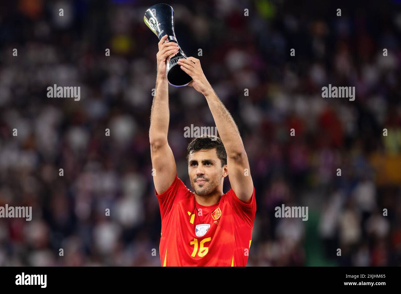 Berlin, Allemagne. 14 juillet 2024. Rodrigo Hernández Cascante, connu sous le nom de Rodri, détient le prix du MVP (joueur le plus précieux) du tournoi lors de la cérémonie qui suit le match final de l'UEFA EURO 2024 entre l'Espagne et l'Angleterre à l'Olympiastadion de Berlin. Score final : Espagne 2:1 Angleterre. Crédit : SOPA images Limited/Alamy Live News Banque D'Images