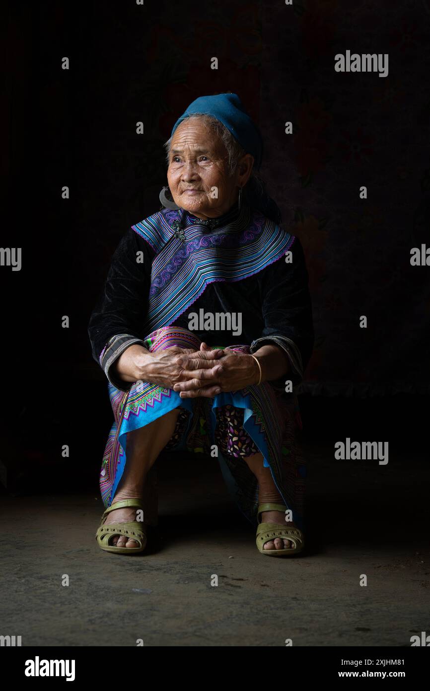 Femme hmong fleur à bac Ha, province de Lao Cai, Vietnam Banque D'Images