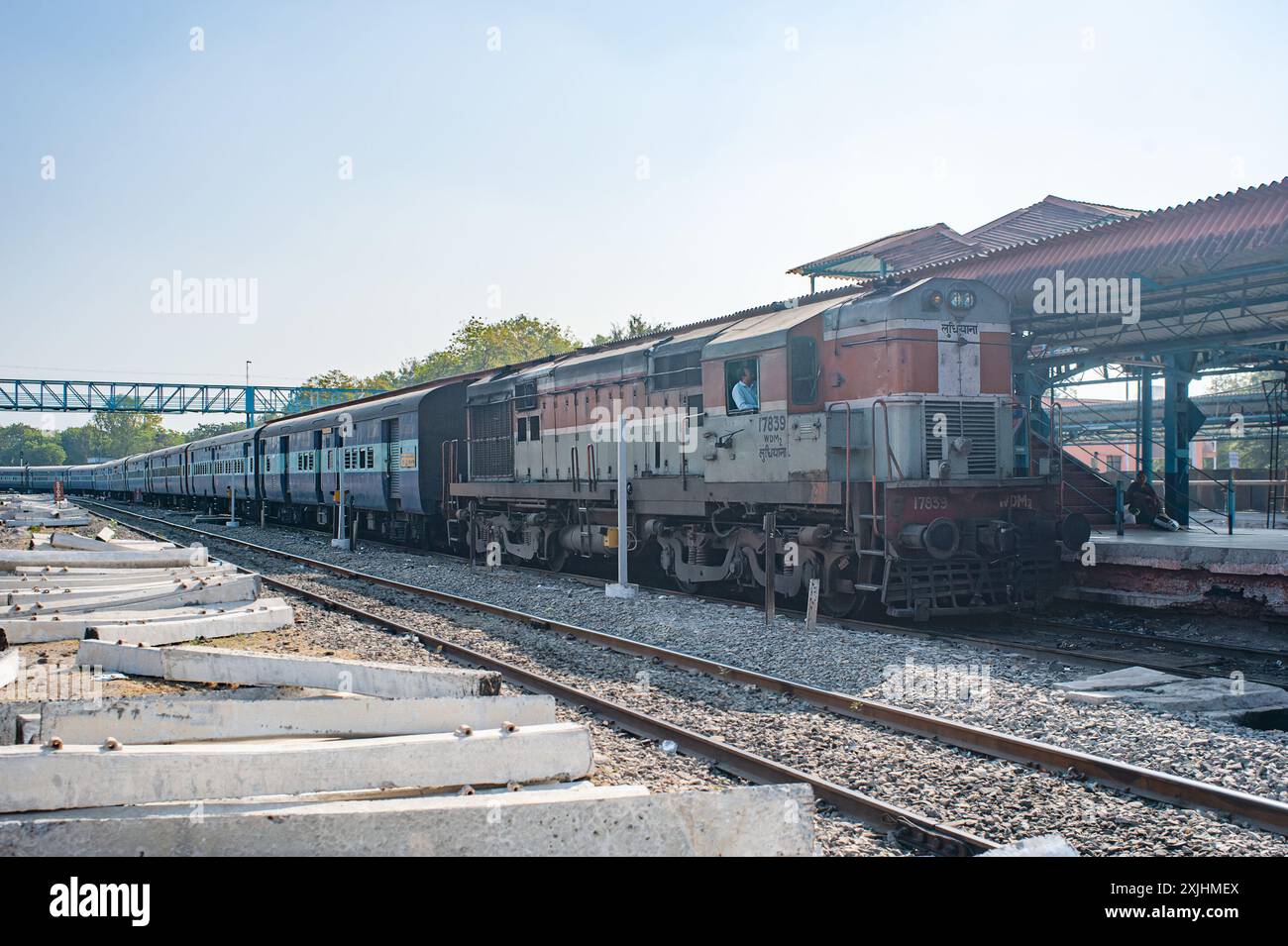 01 07 2009 Vintage Vieux Noir et Blanc photo de mail Express train entrant dans la plate-forme de la gare de Rajkot Saurashtra Gujarat Inde Asie. Banque D'Images