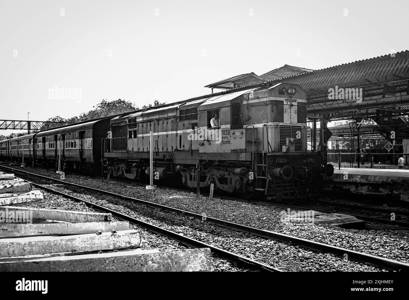 01 07 2009 Vintage Vieux Noir et Blanc photo de mail Express train entrant dans la plate-forme de la gare de Rajkot Saurashtra Gujarat Inde Asie. Banque D'Images