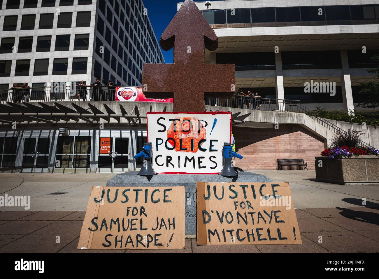 Milwaukee, Wisconsin, États-Unis. 18 juillet 2024. Des panneaux montrant le soutien de SAMUEL JAH SHARPE et D'VONTAYE MITCHELL se trouvent à la base de la statue de la flèche de pierre au Red Arrow Park (crédit image : © Dave Decker/ZUMA Press Wire) USAGE ÉDITORIAL SEULEMENT! Non destiné à UN USAGE commercial ! Banque D'Images